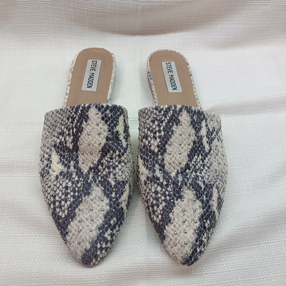 Steve Madden Women's Snake Print Silver Stud Trace Mules Slides Flats Size 8.5M - Picture 2 of 8
